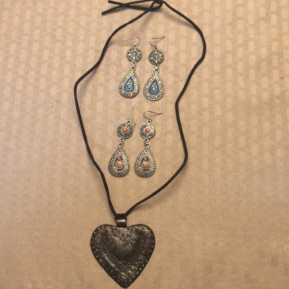 Set of 2 earrings and necklace